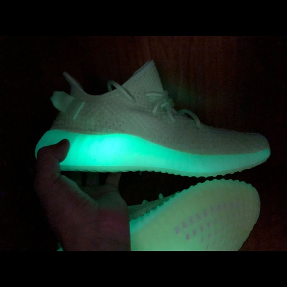 adidas Yeezy Boost 350 V2 Glow - Picture 10 of 10